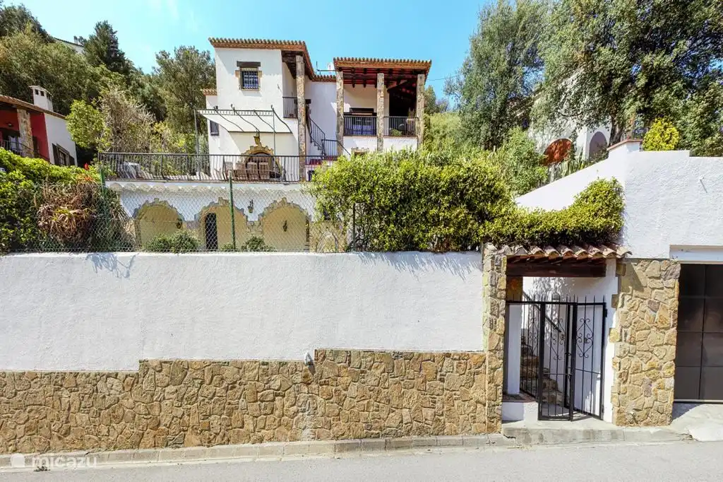 Access next to garage