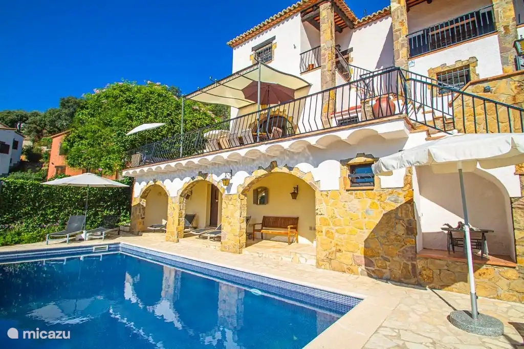 Terrace overlooking the swimming pool