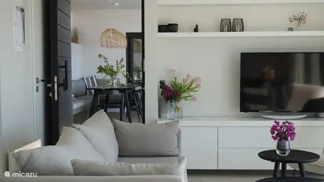 Vista de la mesa de comedor exterior desde el salón