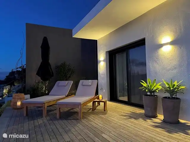 Tumbonas por la noche