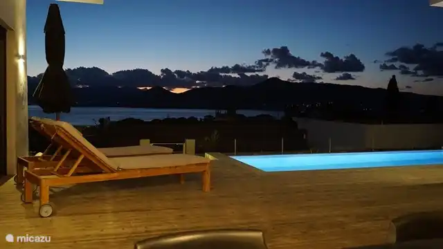 Vista del mar y el cielo desde la mesa de comedor al aire libre