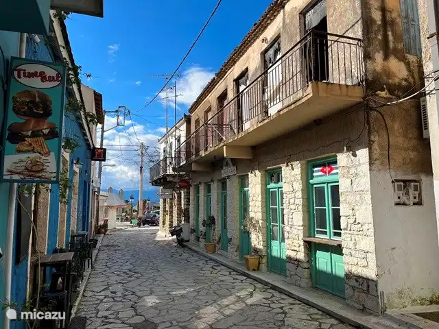 Zona de bar Paleros cerca de la plaza principal vista derecha