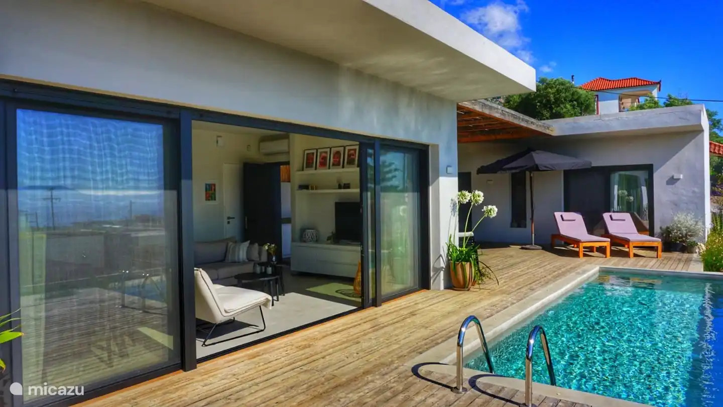 Sala, terraza y patio.