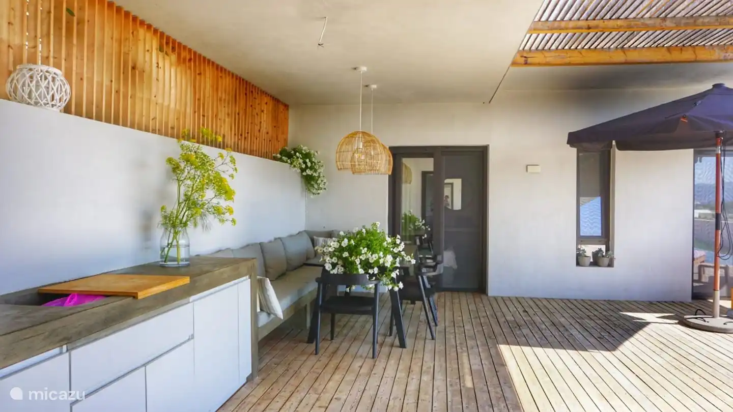 Cocina y mesa al aire libre.