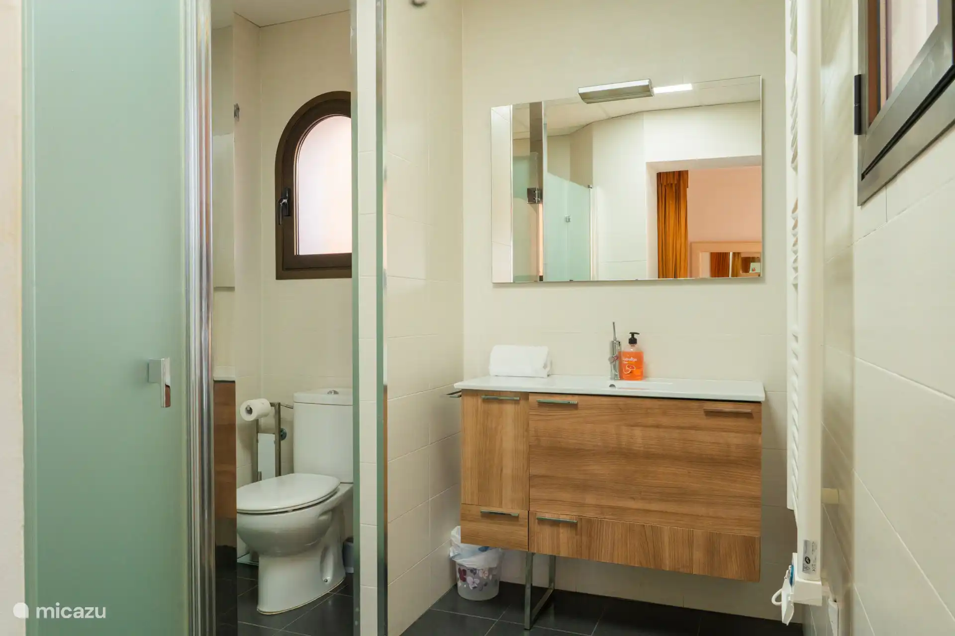 Bathroom 1 (ensuite)
