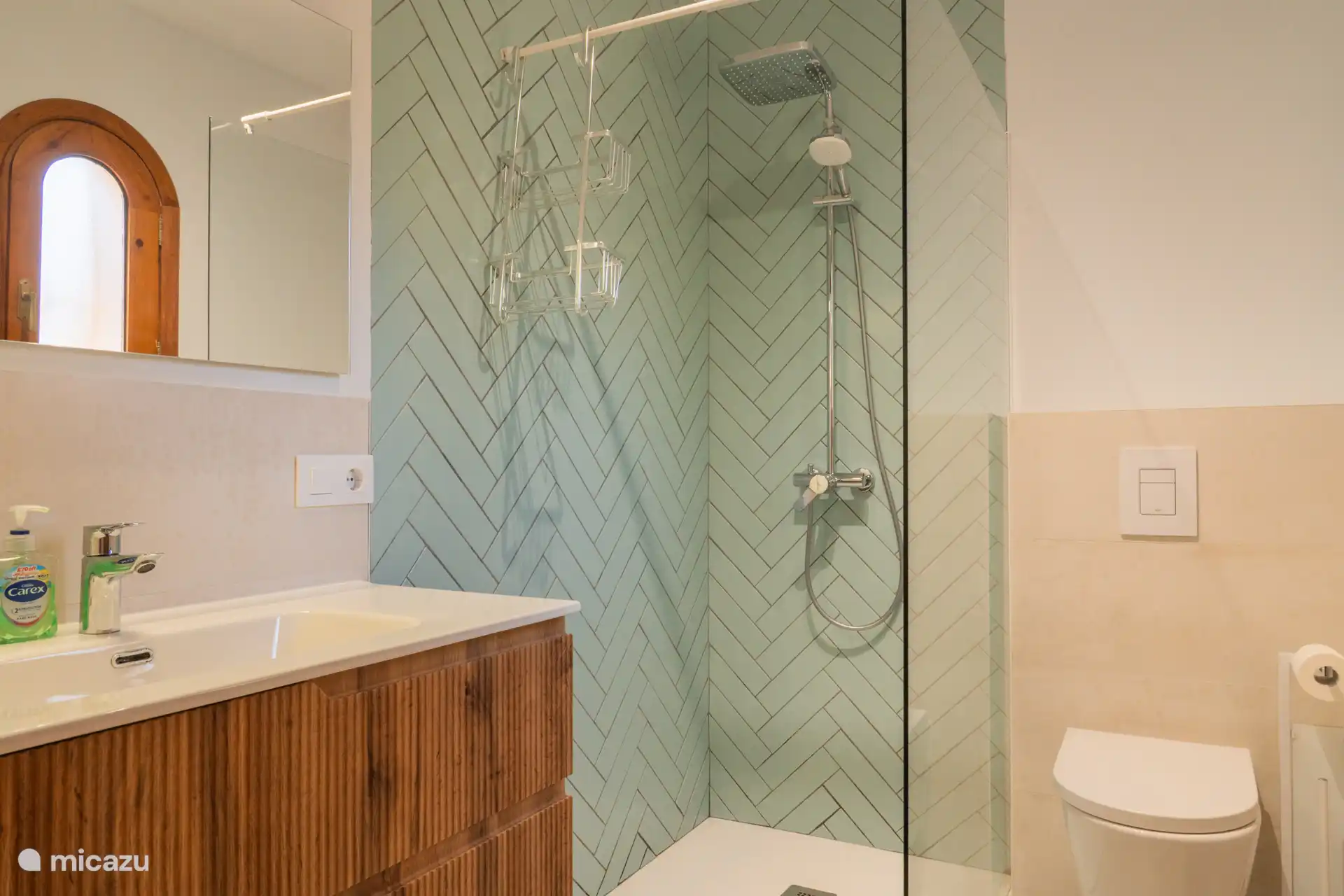 Bathroom 2 (ensuite)
