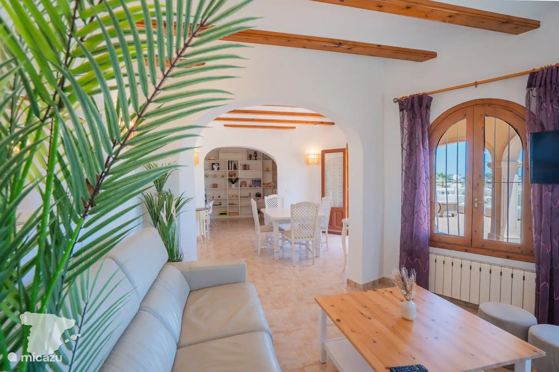 Wohnzimmer mit 2 Sofas und TV