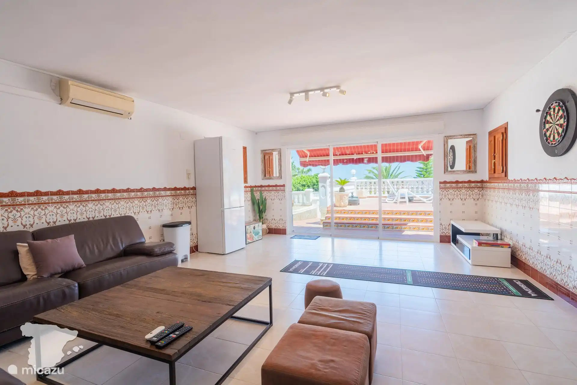 Zusätzliches Wohnzimmer auf Poolebene