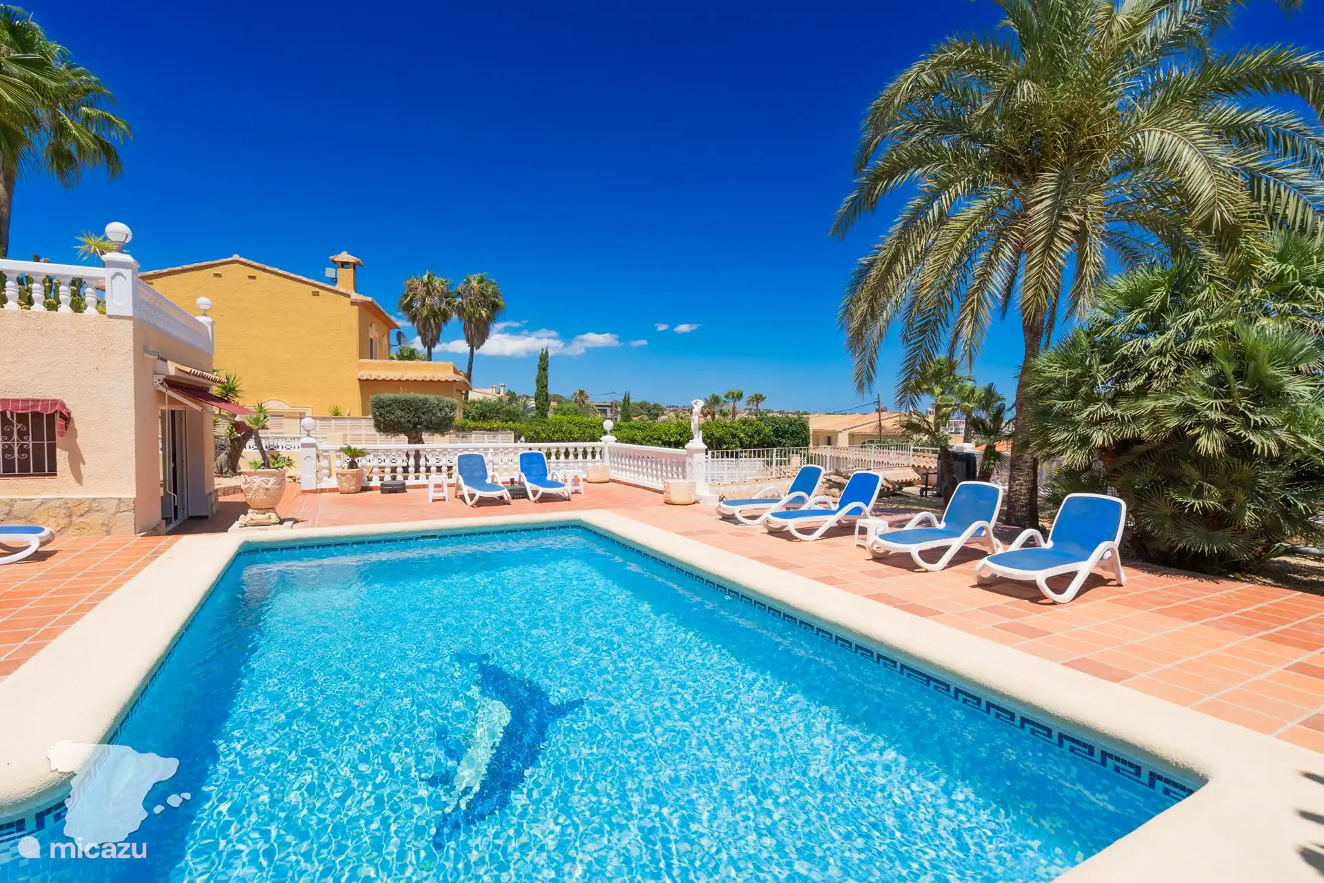 Schwimmbad mit Terrasse