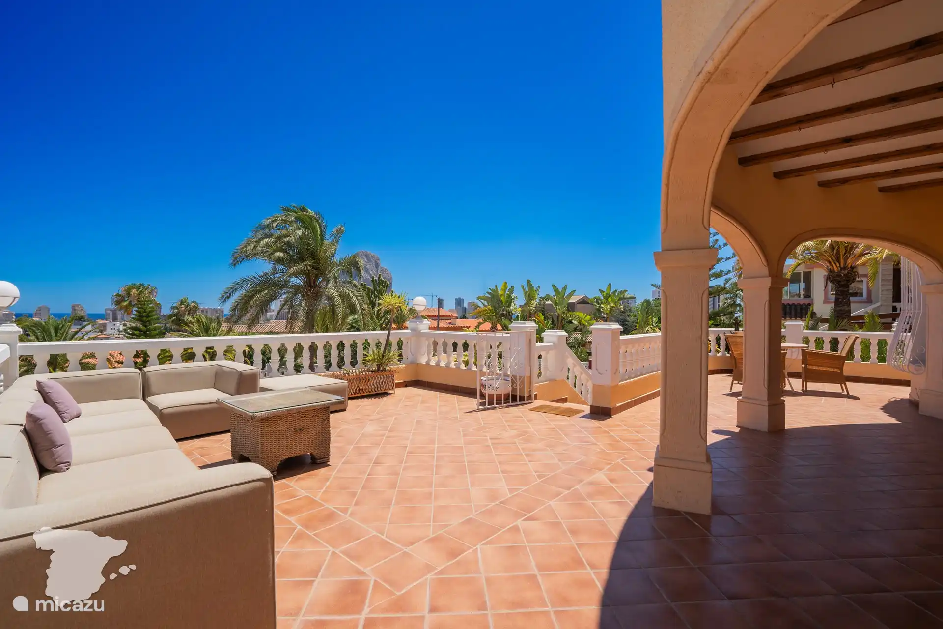 Sitzbereich Terrasse im Obergeschoss am Pool