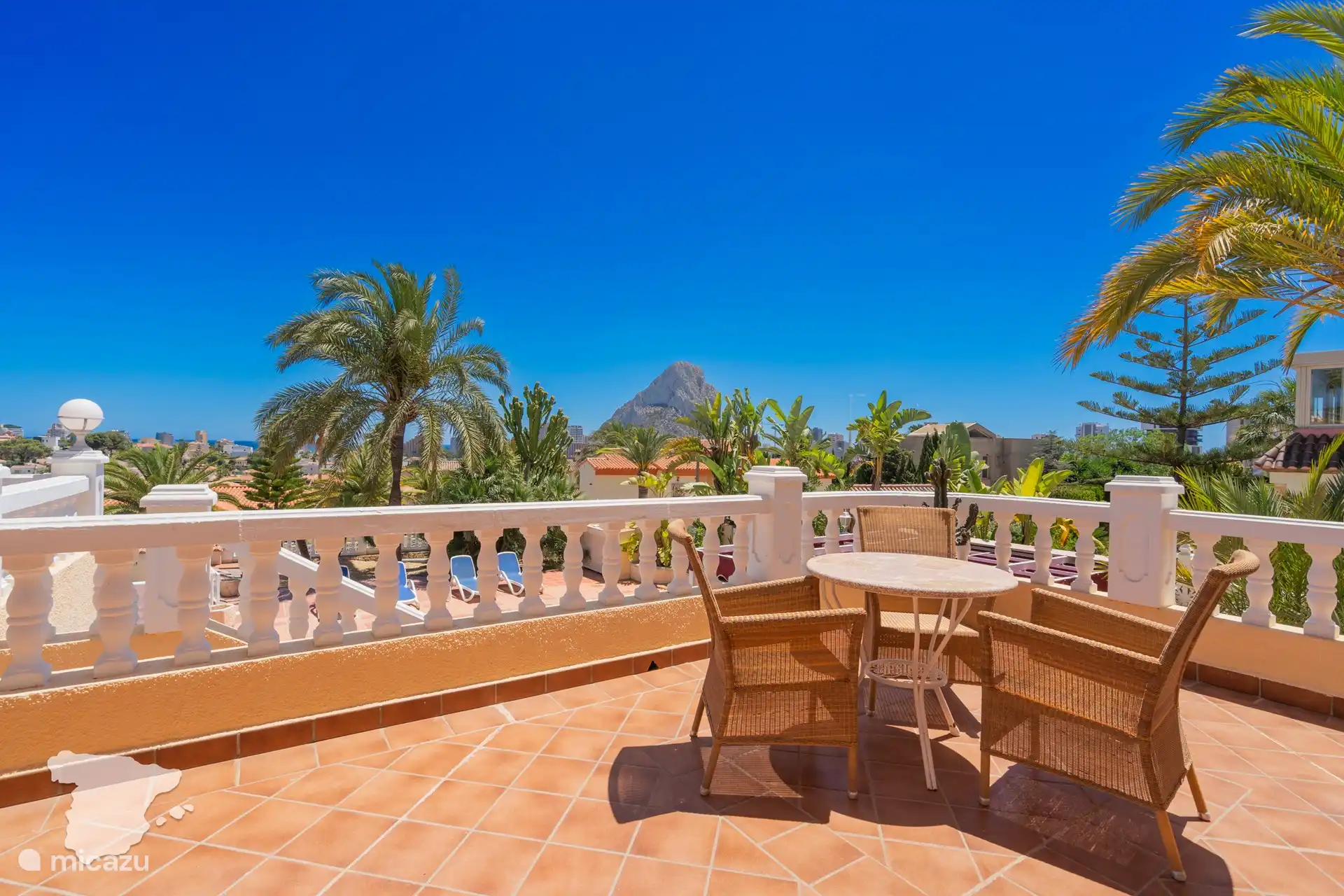 Sitzbereich Terrasse im Obergeschoss am Pool