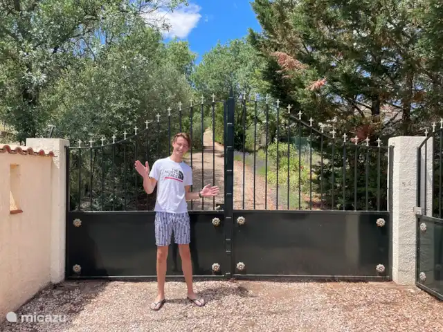 villa huren in Frankrijk, Hérault, La Tour-sur-Orb – Les Deux Mûriers Het toegangshek naar het huis.