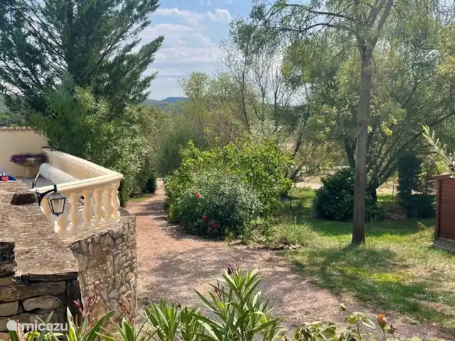 villa huren in Frankrijk, Hérault, La Tour-sur-Orb – Les Deux Mûriers De oprit naar ons huis.