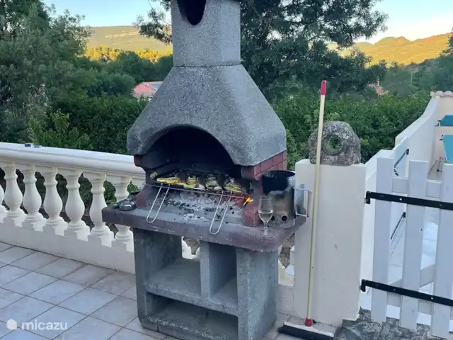 villa huren in Frankrijk, Hérault, La Tour-sur-Orb – Les Deux Mûriers Visjes op de BBQ.