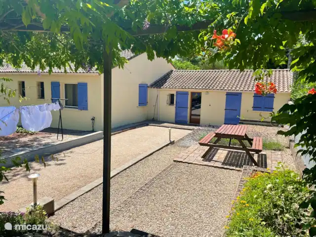 villa huren in Frankrijk, Hérault, La Tour-sur-Orb – Les Deux Mûriers Achterkant van het huis met de jeu de boules baan.