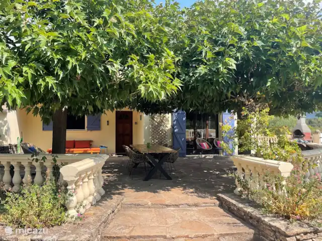villa huren in Frankrijk, Hérault, La Tour-sur-Orb – Les Deux Mûriers Ruim terras op het zuiden met de twee moerbeibomen.