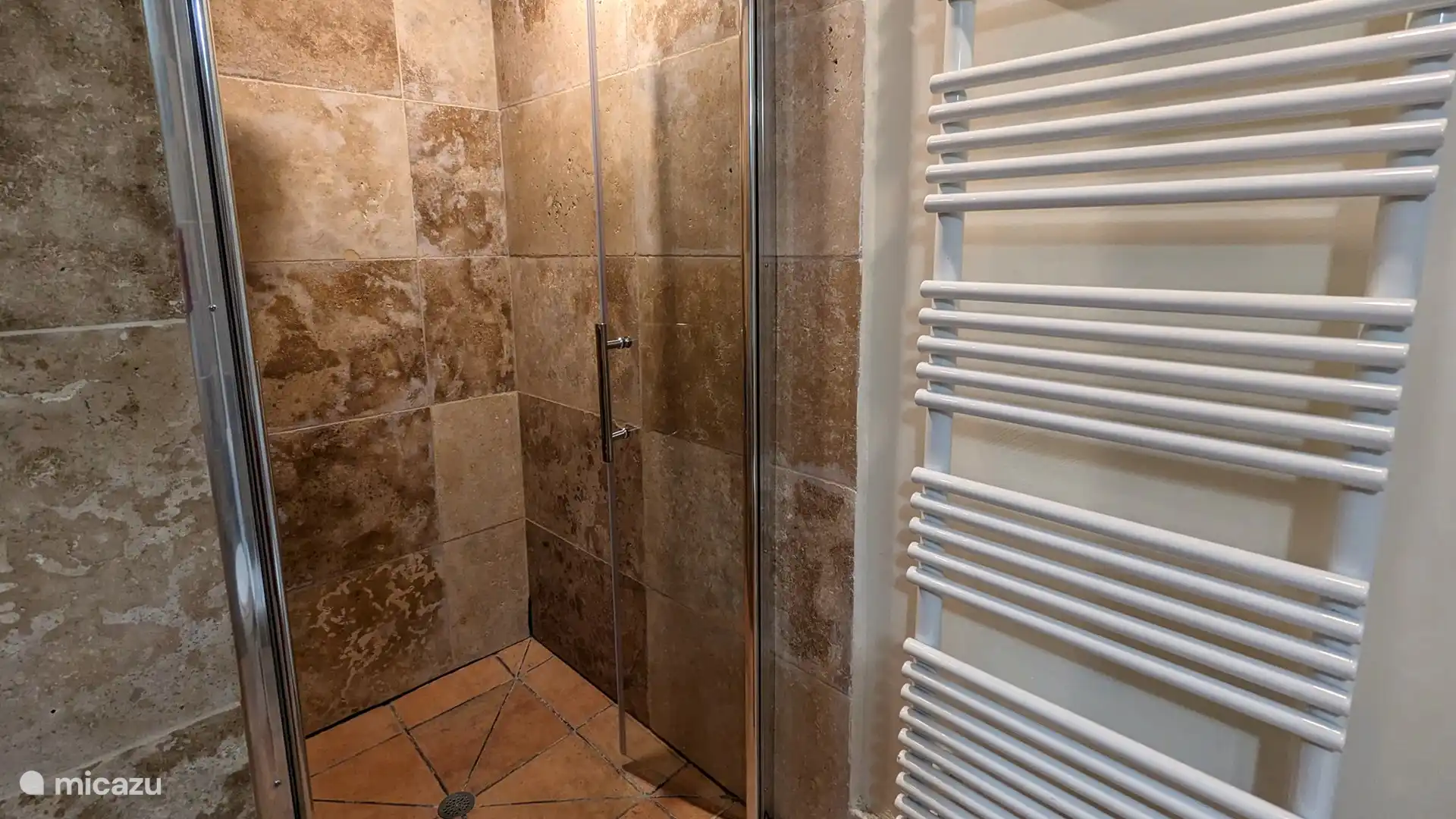 Badezimmer. Begehbare Dusche, Waschbecken und WC