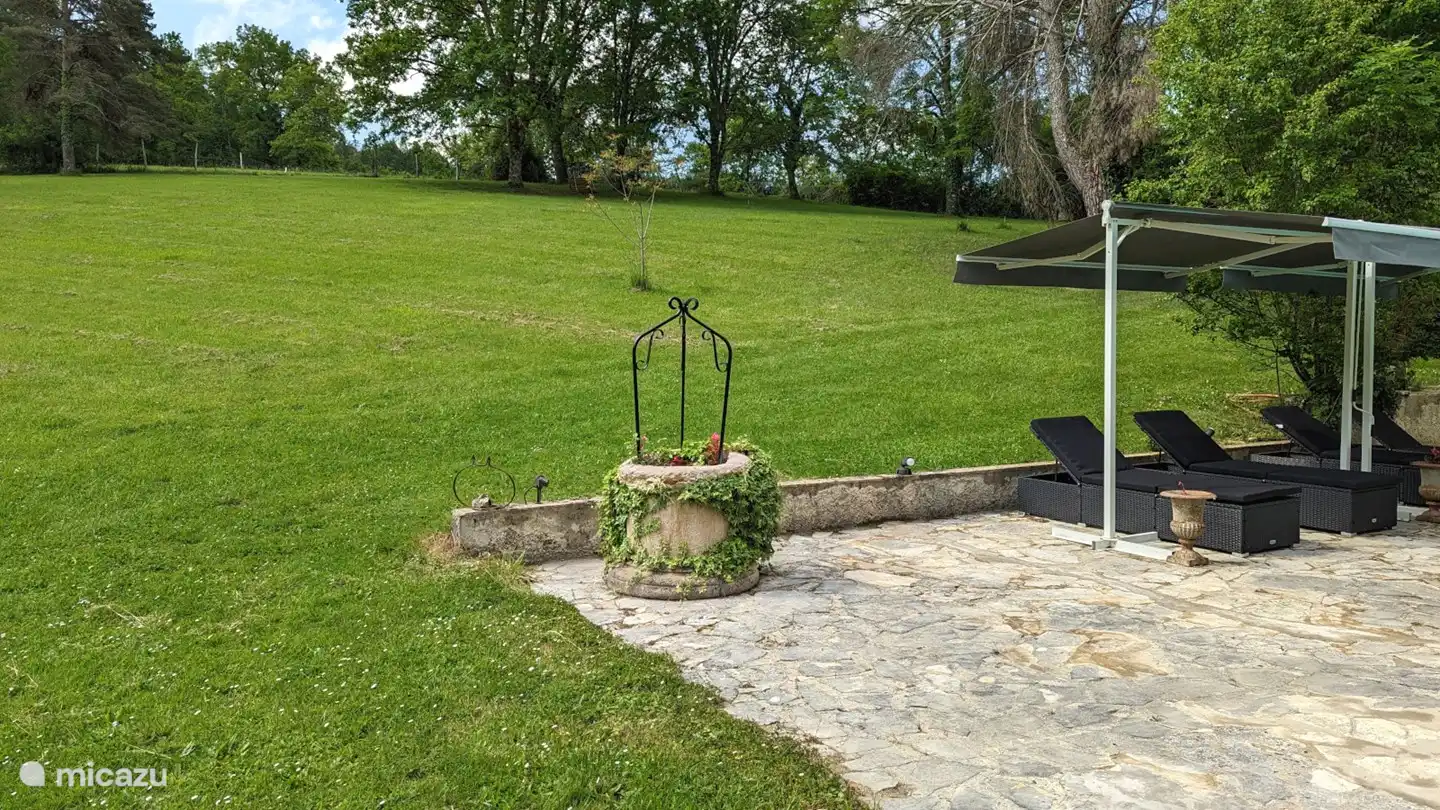 Grünfläche hinter dem Schwimmbad