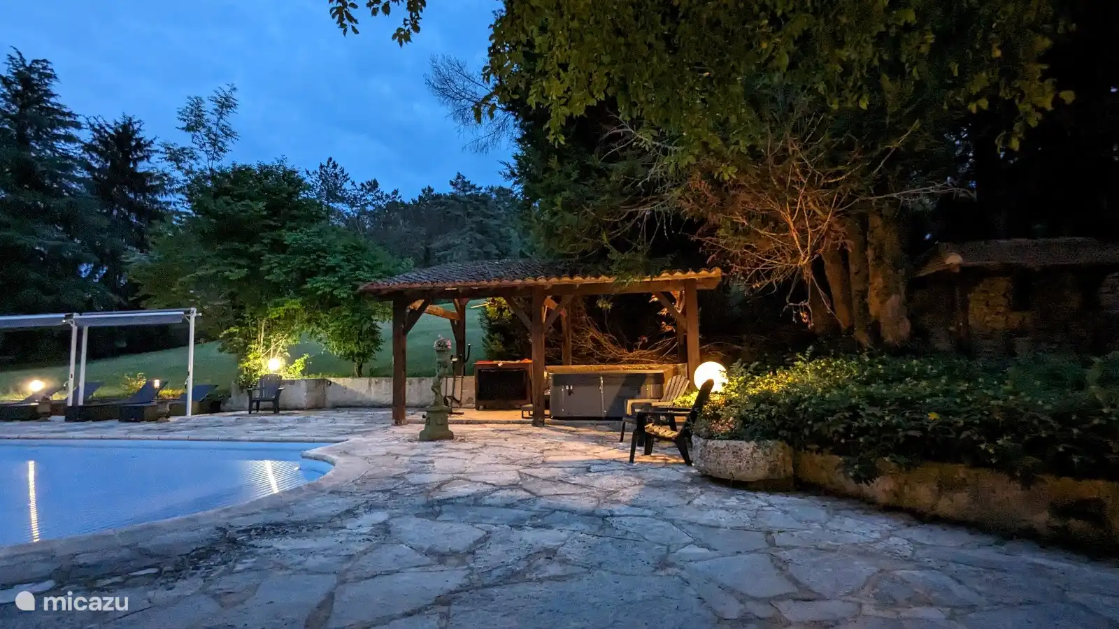 Abends Terrasse rund um den Pool