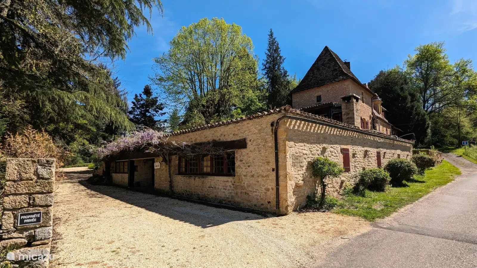 Cottage Le Gouzot mit dem Haus des Eigentümers im Hintergrund