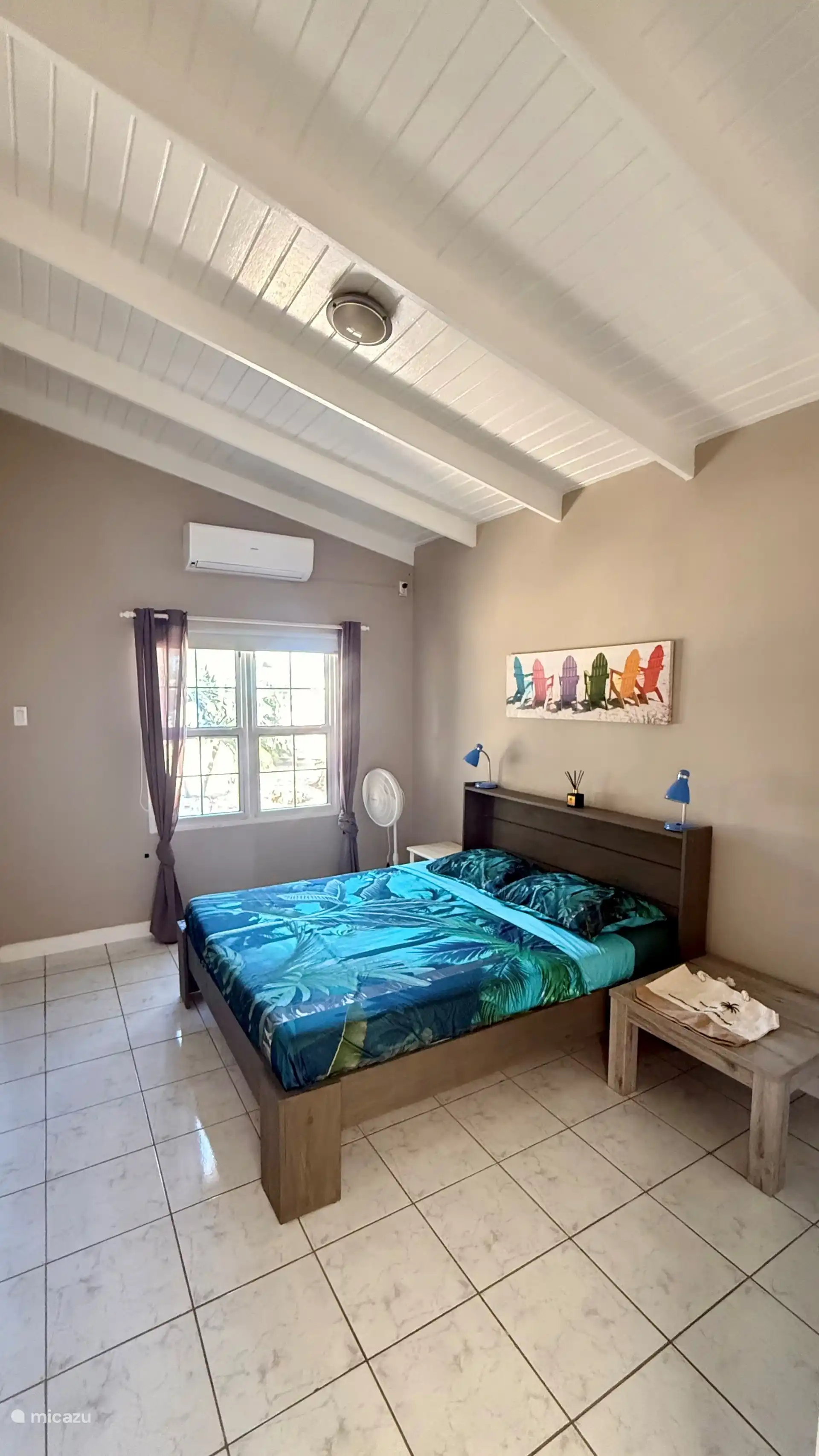 Hauptschlafzimmer mit Bad und eigenem Bad. Mit Klimaanlage, Ventilator, Moskitonetzen und Verdunkelungsfensterabdeckungen. Ausgestattet mit einem geräumigen Kleiderschrank mit Bett- und Badewäsche, Strandtüchern und Safe.