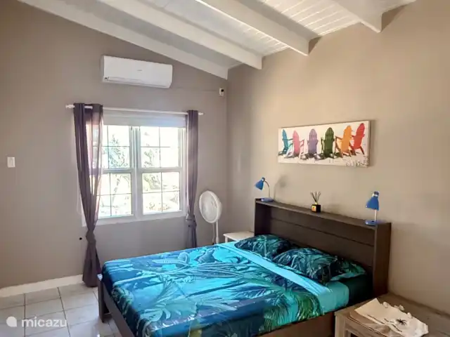 Location de Vacances Curaçao, Banda Ariba (est), Santa Catharina, bungalow - Casa Pura Vida Chambre principale avec une salle de bains et une salle de bains privative. Avec climatisation, ventilateur, moustiquaires et couvre-fenêtres occultants. Équipé d’un placard spacieux avec linge de lit et de bain, serviettes de plage et coffre-fort.