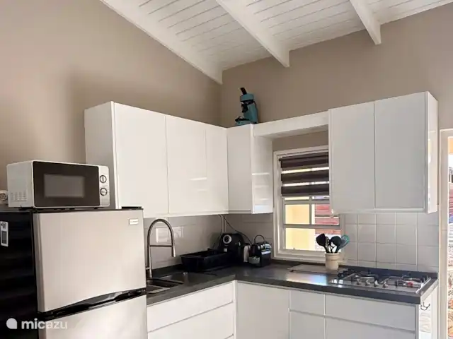 Location de Vacances Curaçao, Banda Ariba (est), Santa Catharina, bungalow - Casa Pura Vida Cuisine ouverte avec un grand inventaire, y compris. airfryer et machine Nespresso.