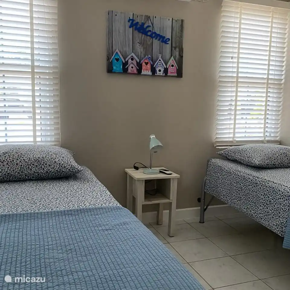 Zweites Schlafzimmer. Mit Klimaanlage, Moskitonetzen, Ventilator und Verdunkelungsfensterabdeckungen.