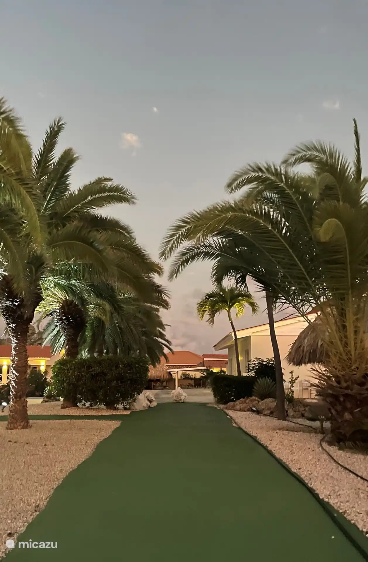 Weg zum Schwimmbad, 40 Meter vom Haus entfernt. Das Santa Catharina Resort ist attraktiv und gepflegt mit tropischen Pflanzen.