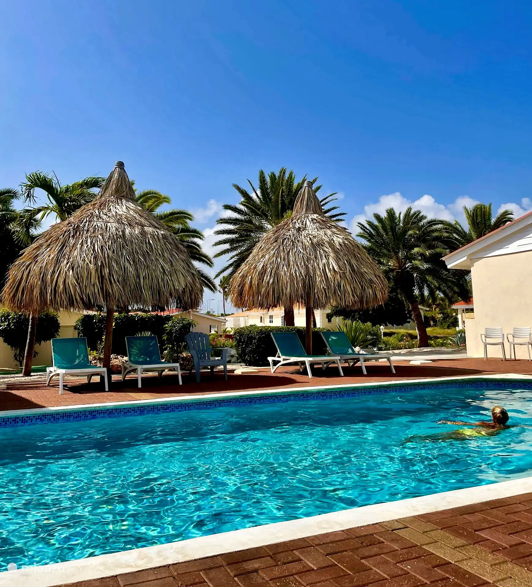 Schöne Sonnenliegen unter den Palapas 