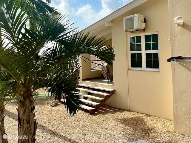 Location de Vacances Curaçao, Banda Ariba (est), Santa Catharina, bungalow - Casa Pura Vida Le jardin avec une table de pique-sous le manguier