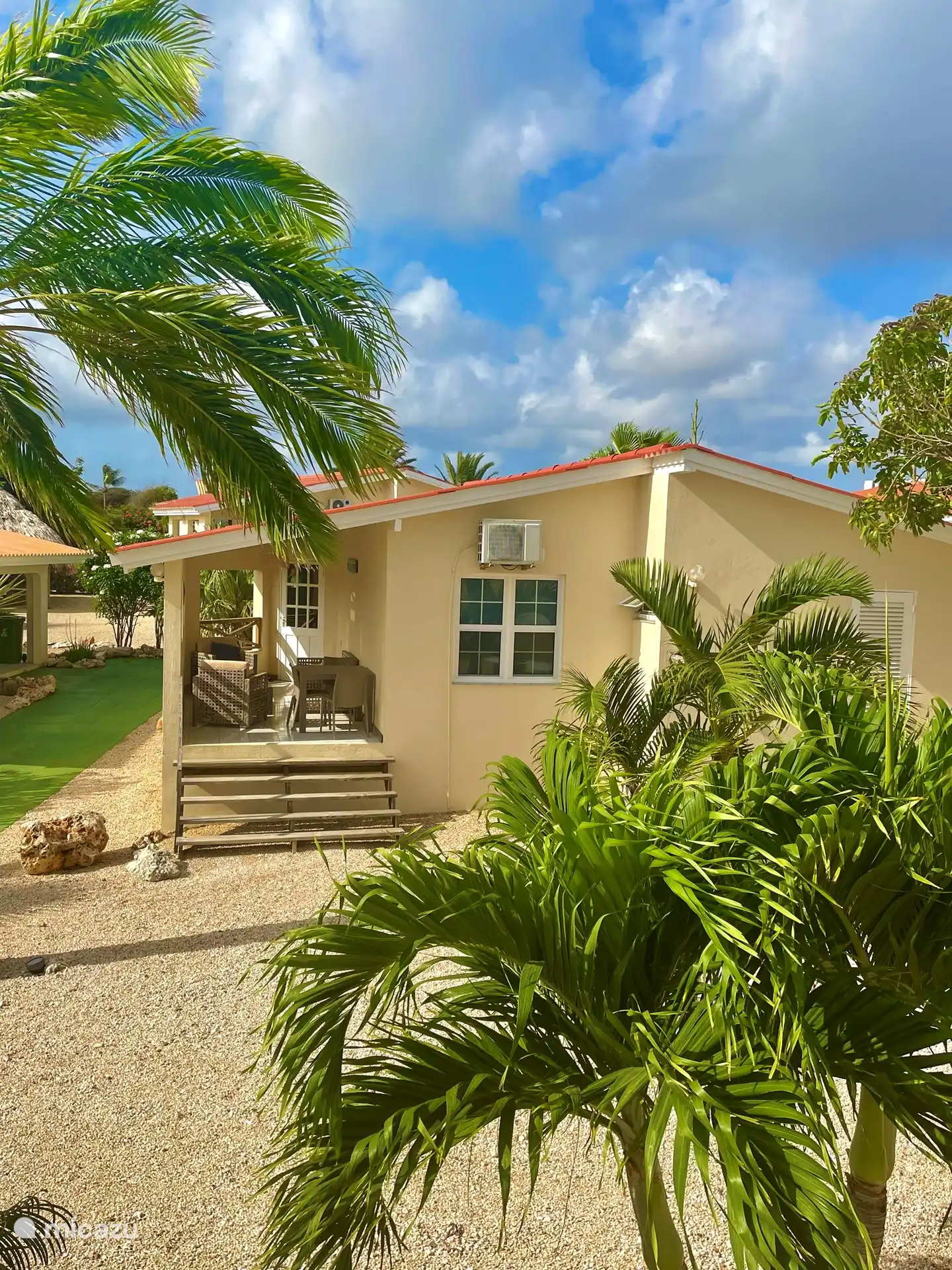 Blick auf das Haus und den Garten. Das Haus liegt auf der Rückseite an einer Sackgasse.