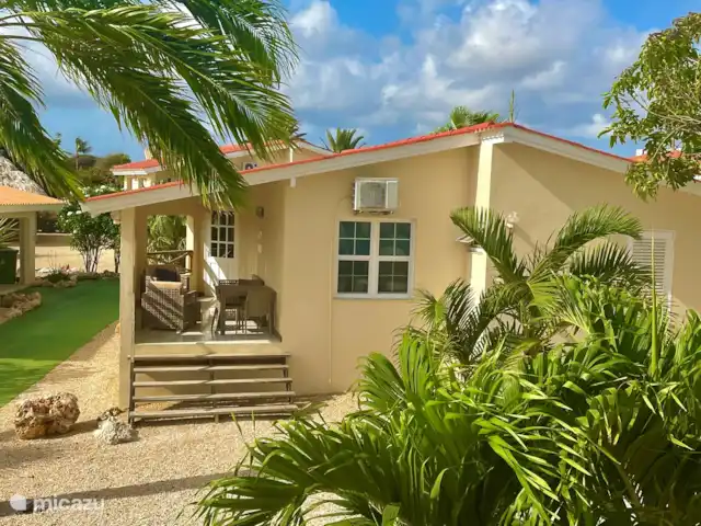 Location de Vacances Curaçao, Banda Ariba (est), Santa Catharina, bungalow - Casa Pura Vida Vue de la maison et du jardin. La maison est située à l’arrière sur un chemin sans issue.