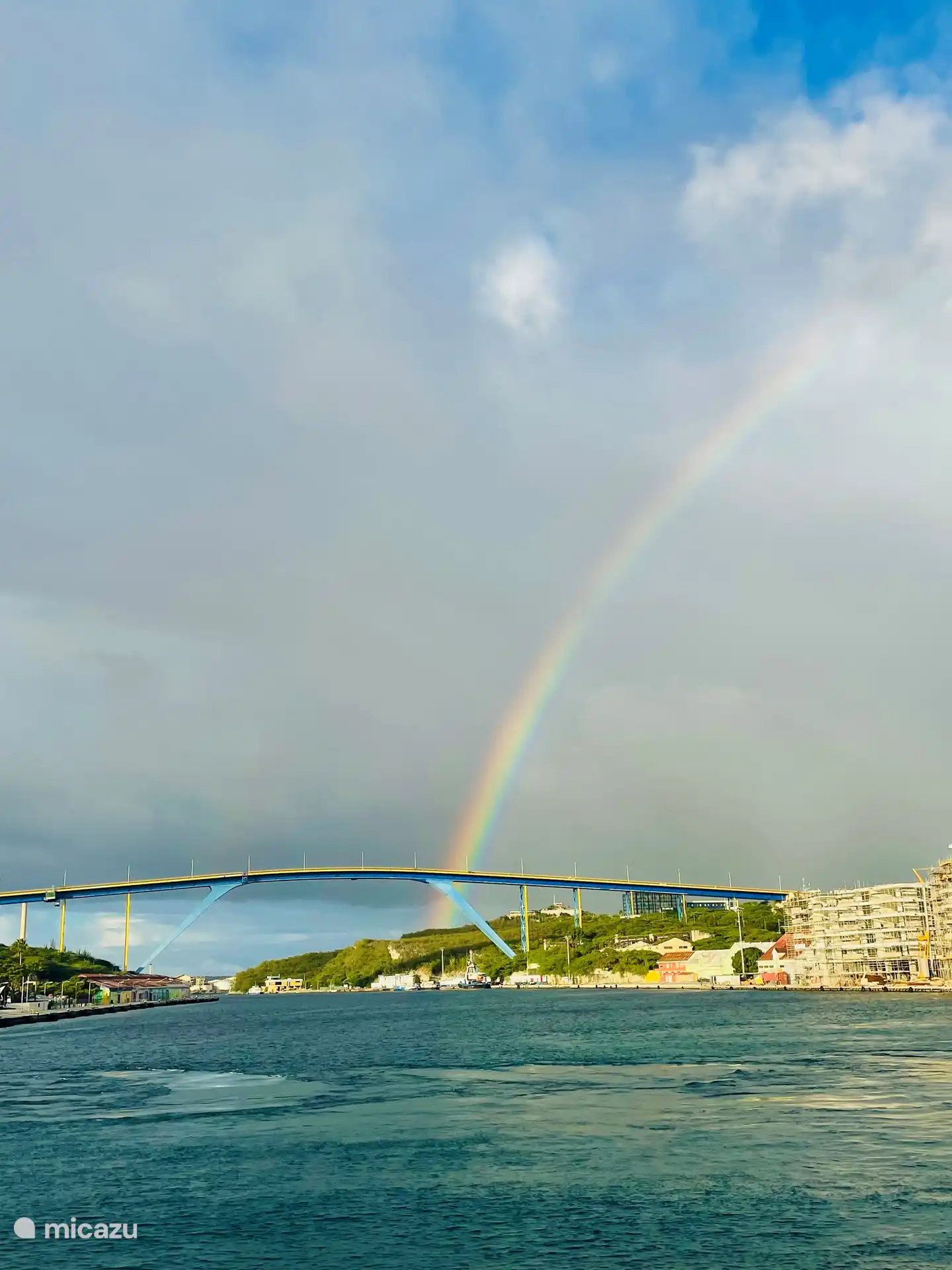 Die Königin-Juliana-Brücke über die Sint-Anna-Bucht. 
