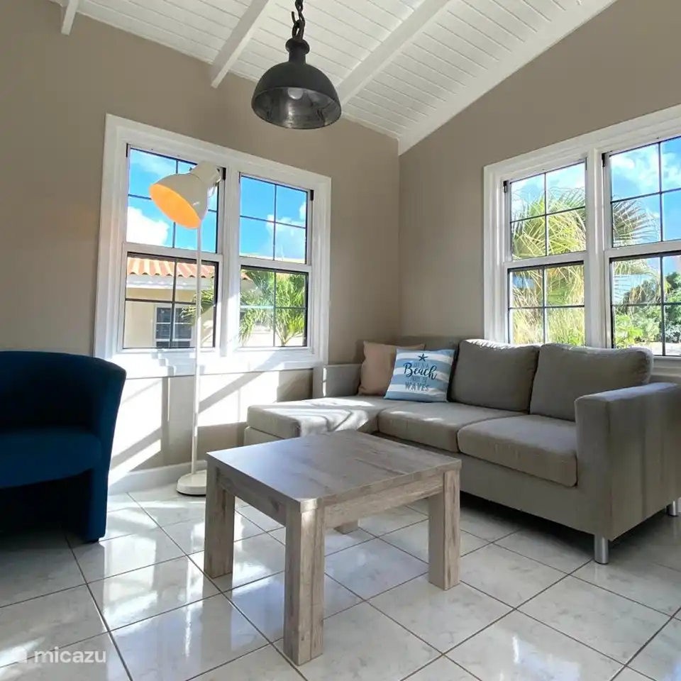 Schöne Sitzecke mit TV zum Streamen über den Chromcast.