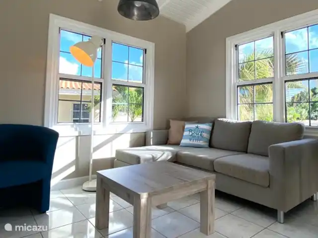 Location de Vacances Curaçao, Banda Ariba (est), Santa Catharina, bungalow - Casa Pura Vida Joli coin salon avec télévision pour le streaming via le Chromcast.