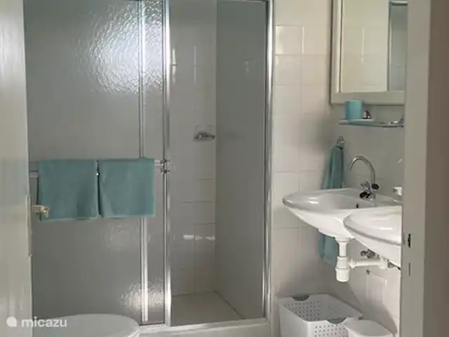 Location de Vacances Curaçao, Banda Ariba (est), Santa Catharina, bungalow - Casa Pura Vida Salle de bain en suite.. 
Les serviettes et les serviettes de plage sont fournies.