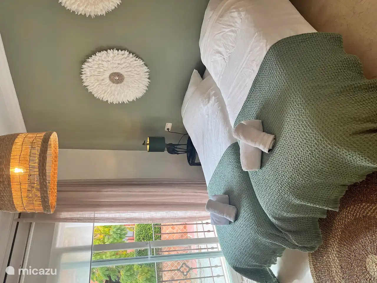 Grünes Schlafzimmer im Obergeschoss mit 2 x 1 Einzelbetten. Privates Badezimmer mit Dusche.