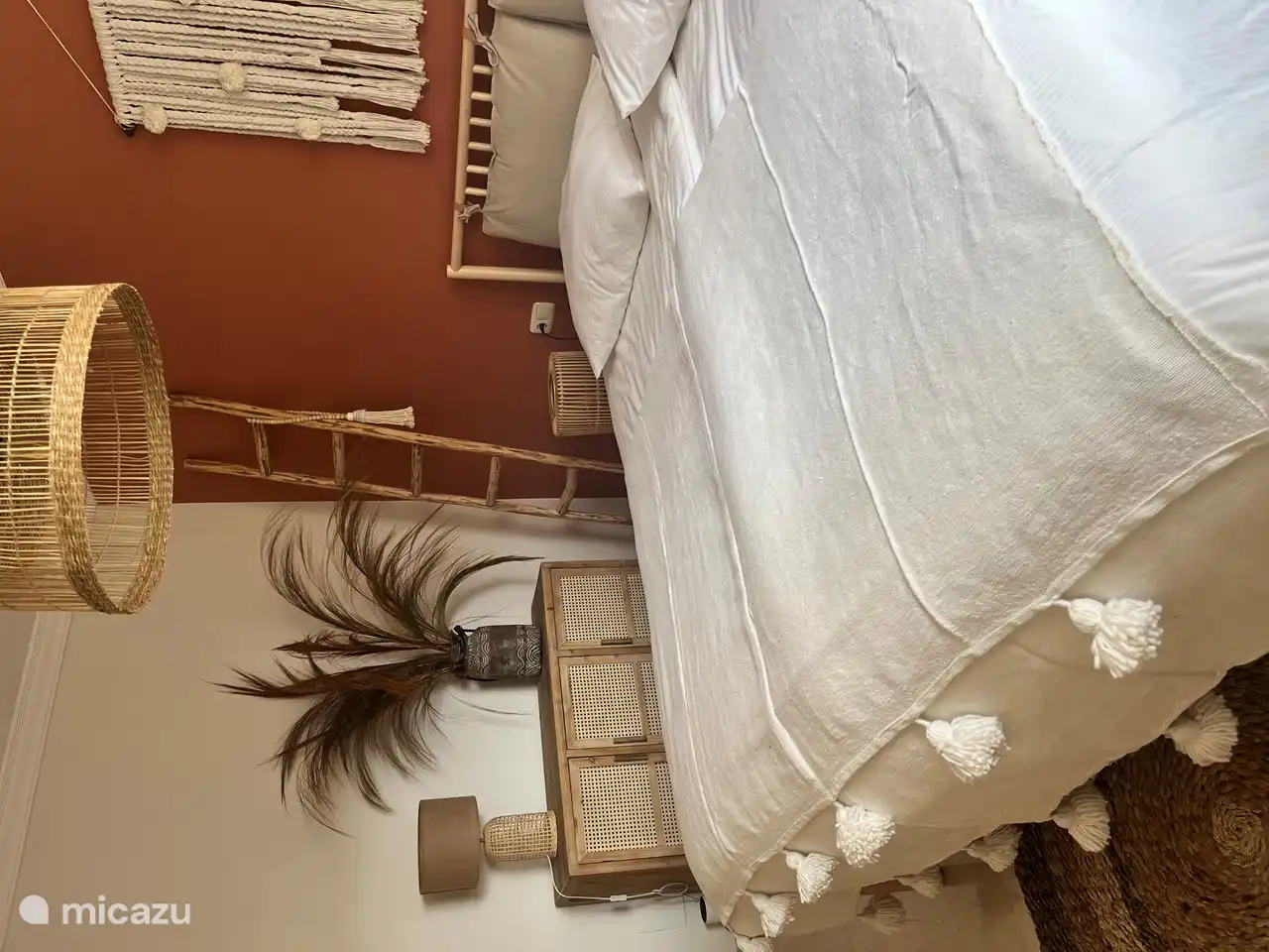 Rotes Schlafzimmer im Obergeschoss mit einem Doppelbett. Privates Badezimmer mit Dusche und Badewanne.