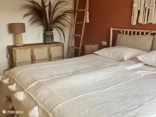 Casa Villares huren in Spanje, Costa del Sol, Marbella - geschakelde woning Rode slaapkamer boven met 2 persoonsbed. Eigen badkamer met douche en bad.
