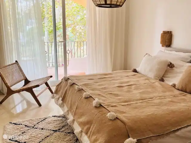 Casa Villares huren in Spanje, Costa del Sol, Marbella - geschakelde woning Witte slaapkamer boven met 2 persoonsbed en groot balkon. Eigen badkamer met grote inloopdouche.