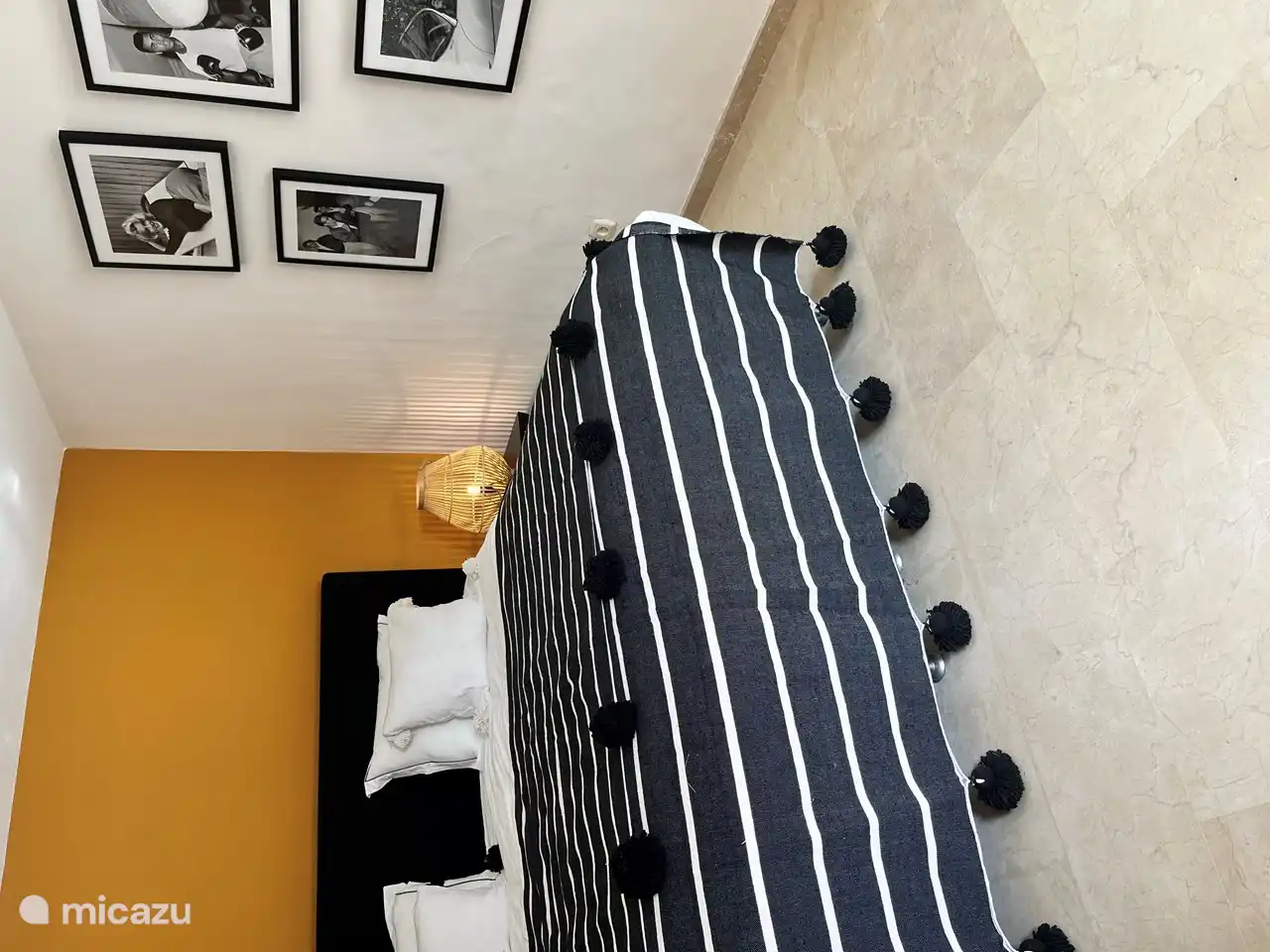 Keller mit Doppelbett und sehr bequemem Klappbett für 2 Personen. Riesiges privates Badezimmer. Vom Keller aus gelangt man direkt in den Garten.