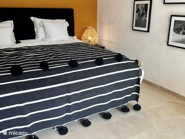 Casa Villares huren in Spanje, Costa del Sol, Marbella - geschakelde woning Soutterain met 2 persoonsbed en zeer comfortabel uitklapbed voor 2 personen. Enorm grote eigen badkamer. Vanuit het souterrain kan je direct naar de tuin.