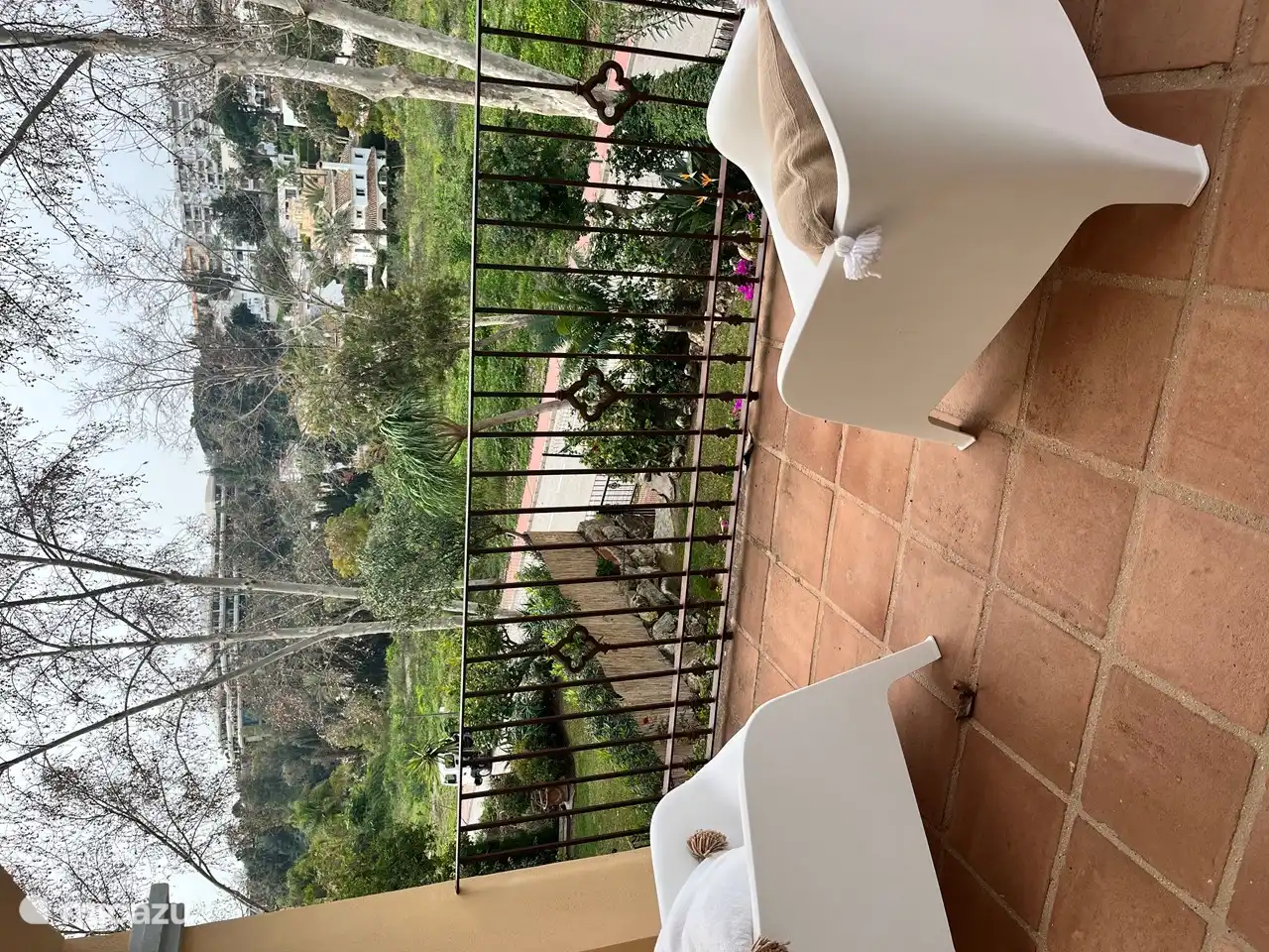 Geräumiges weißes Schlafzimmer mit Balkon.