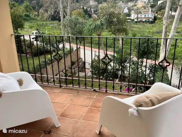 Casa Villares huren in Spanje, Costa del Sol, Marbella - geschakelde woning Ruim balkon witte slaapkamer.