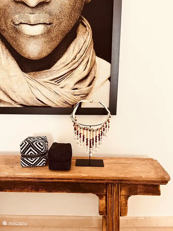 Details weißes Schlafzimmer.