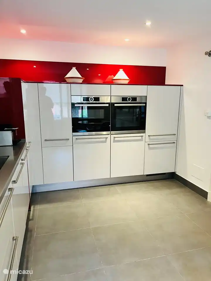 Komplett neue Küche, die komplett ausgestattet ist, wie z. B. eine Kombi-Mikrowelle, Backofen, Kühl- und Gefrierschrank, Nespresso-Maschine und viele Küchenutensilien.