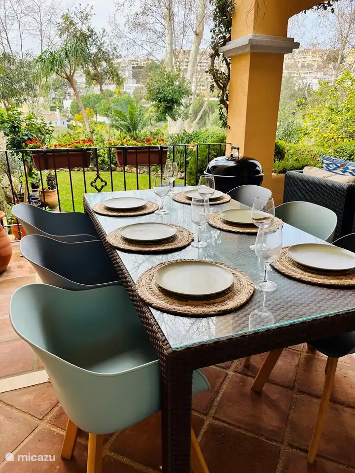 Terrasse mit Esstisch und Weber BBQ.