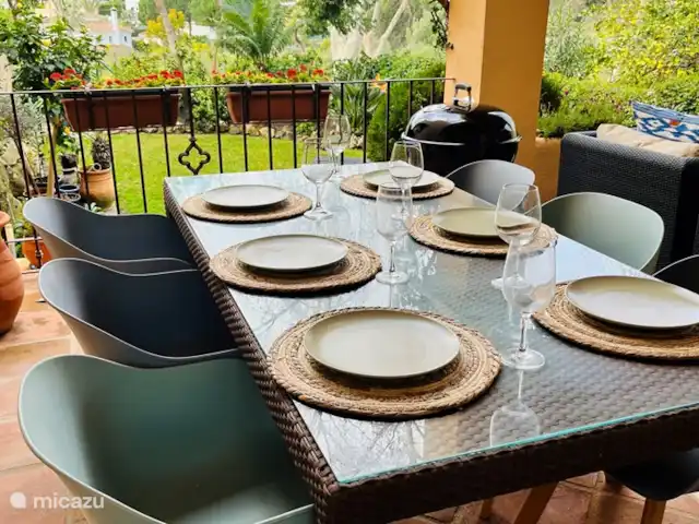 Casa Villares huren in Spanje, Costa del Sol, Marbella - geschakelde woning Terras met eettafel en Weber BBQ.