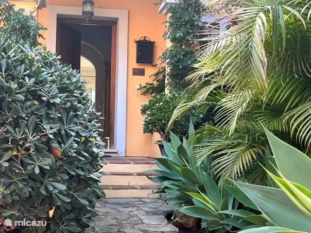 Casa Villares huren in Spanje, Costa del Sol, Marbella - geschakelde woning Prachtige voortuin bij de entree van Casa Villares.
